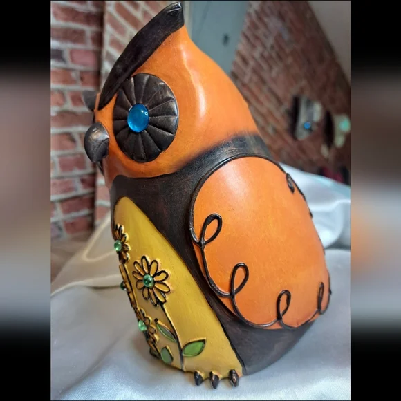 Alluring Blue eyed Owl - Picture 2 of 6